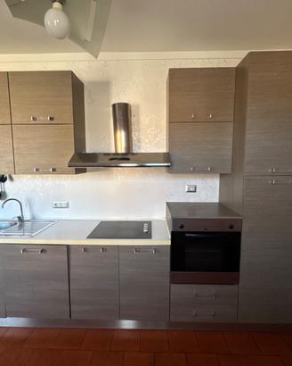 Cucina completa usata con elettrodomestici