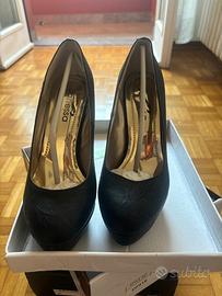 Decolletè nere con tacco alto e plateau