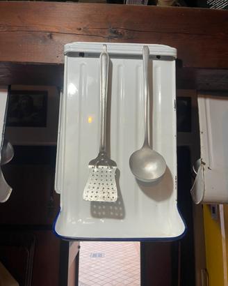 Vecchio portamestoli smaltato