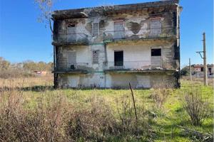 Palazzo / Stabile di 5300 m² con più di 5 locali a