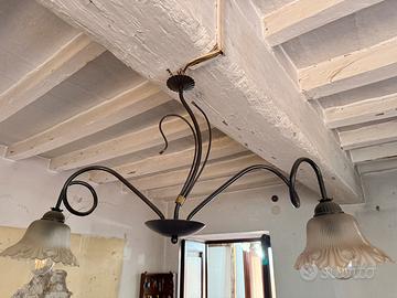 Lampadario ferro battuto nero paralumi vetro