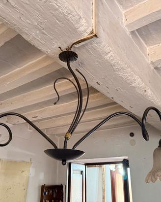 Lampadario ferro battuto nero paralumi vetro