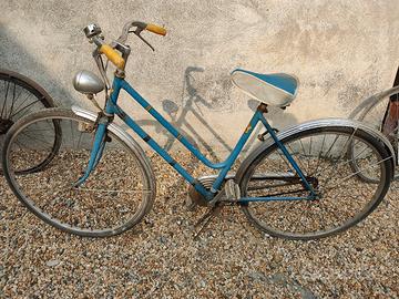 bicicletta da donna da ripristinare.