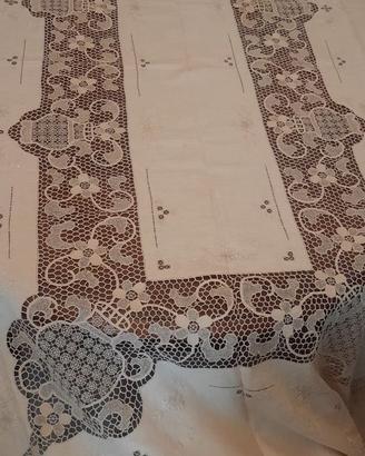 Tovaglia lino ricamata con chiacchierino 12 posti