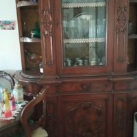 cristalliera e tavolo con sei sedie 