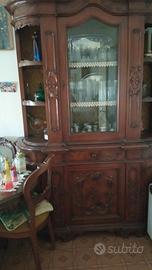 cristalliera e tavolo con sei sedie 