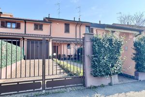 VILLA A SCHIERA A VERNATE