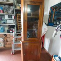 Vetrina angolare in legno