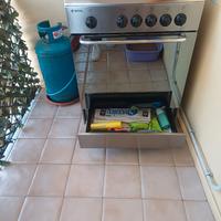 cucina in acciaio inox con forno elettrico