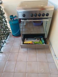 cucina in acciaio inox con forno elettrico