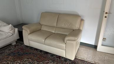 Divano in pelle color crema