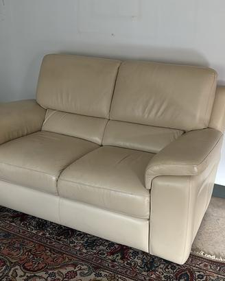 Divano in pelle color crema