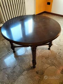 Tavolino in legno da salotto.
