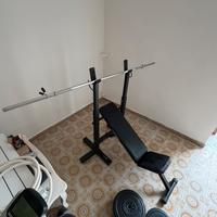 Panca piana con bilanciere e dischi