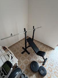 Panca piana con bilanciere e dischi