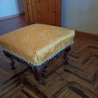 Pouf con struttura in legno ad intaglio