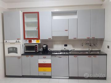 Cucina completa di elettrodomestici