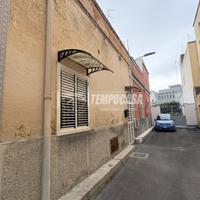 Bivani indipendente, al piano terra. Con terrazza.