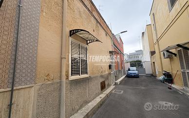 Bivani indipendente, al piano terra. Con terrazza.