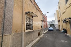 Bivani indipendente, al piano terra. Con terrazza.