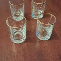 Quattro bicchierini in vetro con bordo oro