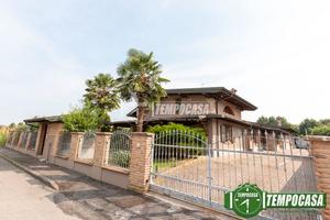 VILLA LIBERA SU QUATTRO LATI CON GIARDINO E DEPOSI