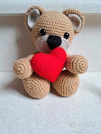 Orsetto con cuore uncinetto 