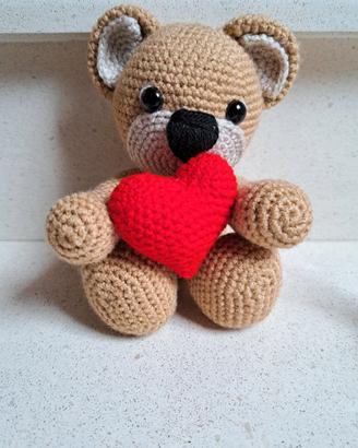 Orsetto con cuore uncinetto 