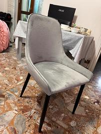 Sedia imbottita in velluto grigio con gambe nere