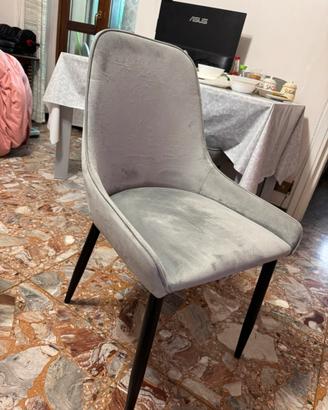 Sedia imbottita in velluto grigio con gambe nere