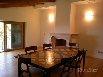 TAVOLO SALA DA PRANZO E NUMERO SEI SEDIE Roche Bob