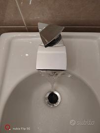Rubinetto Triangolare Squadrato a Cascata