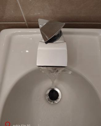 Rubinetto Triangolare Squadrato a Cascata