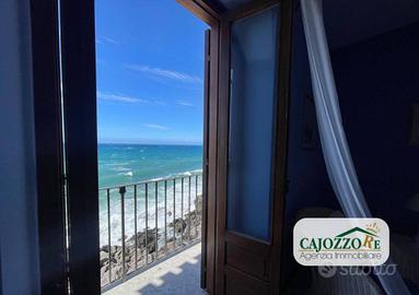 Cefalù: 240 mq accesso diretto al mare