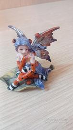 Fatina seduta su foglia