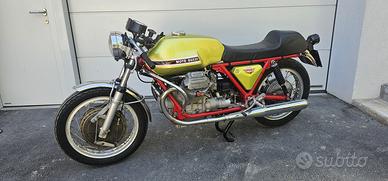 Moto Guzzi V7 sport telaio rosso.