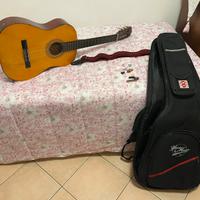 Chitarra classica con custodia e accessori