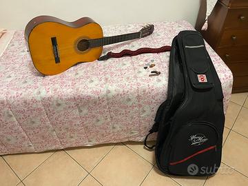 Chitarra classica con custodia e accessori