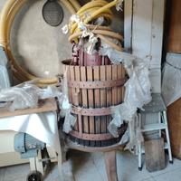 Torchio idraulico per spremere l'uva 