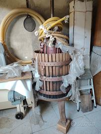 Torchio idraulico per spremere l'uva 