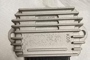 Regolatore tensione Vespa 50-125-150 e Ape 50