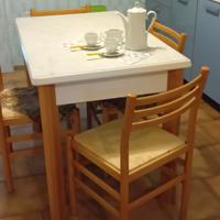 Tavolo cucina con 4 sedie di legno impagliate