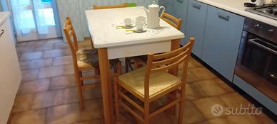 Tavolo cucina con 4 sedie di legno impagliate