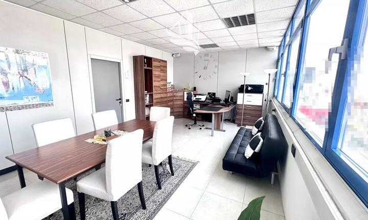 Bolzano, via Dürer: Grande ufficio al 2° piano