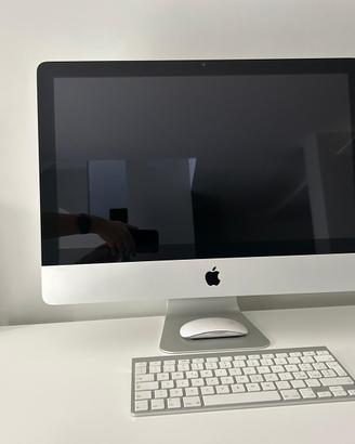 Mac con tastiera e mouse bluetooth