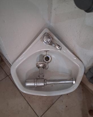 lavandino angolare in ceramica 
