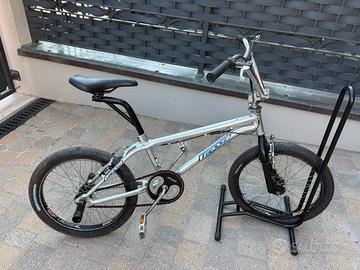 BICI BMX PRONTA ALL USO MANUBRIO GIRA DI  360•