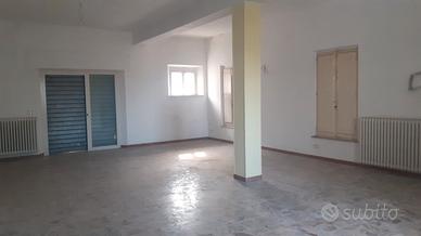 Grande casa padronale con corte circostante