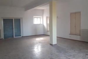 Grande casa padronale con corte circostante