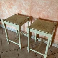 Due sgabelli in legno